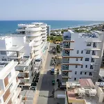 Seaview 49 With Balcony & Open Kitchen, Free Parking & Smart Tv * ラルナカ