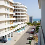 Seaview 49 With Balcony & Open Kitchen, Free Parking & Smart Tv * ラルナカ
