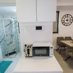 Seaview 49 With Balcony & Open Kitchen, Free Parking & Smart Tv *
