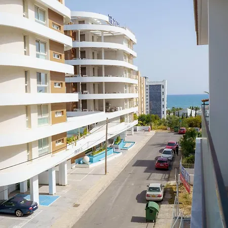 Seaview Studio With Balcony Mackenzie Beach * Lárnaka