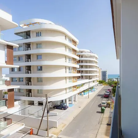 Seaview 49 With Balcony & Open Kitchen, Free Parking & Smart Tv * ラルナカ