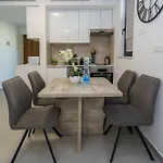 Seaview 49 With Balcony & Open Kitchen, Free Parking & Smart Tv Daire