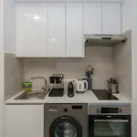 Seaview 49 With Balcony & Open Kitchen, Free Parking & Smart Tv