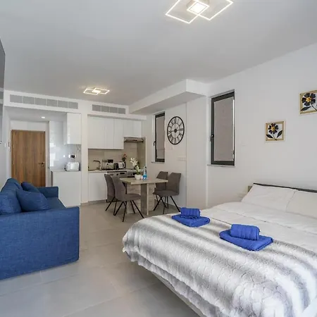 Seaview Suite49 Steps To Mackenzie Beach Larnaca Apartament *