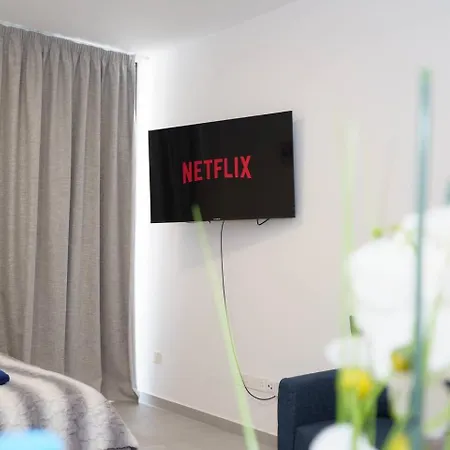 Seaview 49 With Balcony & Open Kitchen, Free Parking & Smart Tv