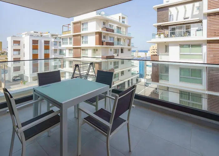 Διαμέρισμα Seaview 49 With Balcony & Open Kitchen, Free Parking & Smart Tv Λάρνακα