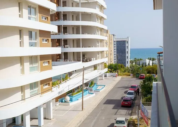 Seaview 49 With Balcony & Open Kitchen, Free Parking & Smart Tv * Λάρνακα