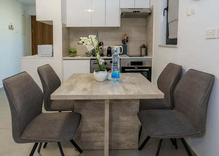 Seaview 49 With Balcony & Open Kitchen, Free Parking & Smart Tv Apartament