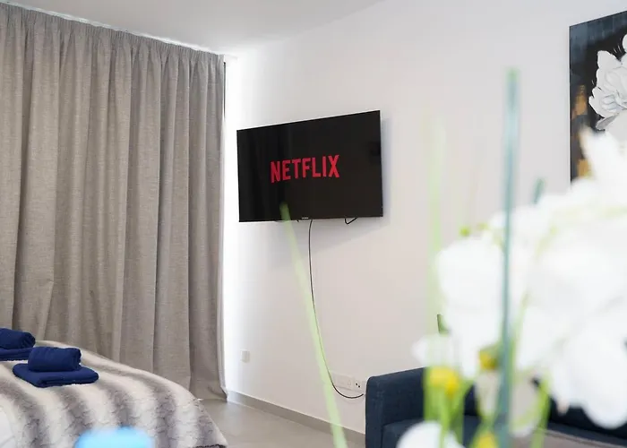 Seaview 49 With Balcony & Open Kitchen, Free Parking & Smart Tv