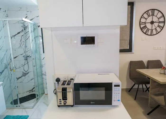 Seaview 49 With Balcony & Open Kitchen, Free Parking & Smart Tv *