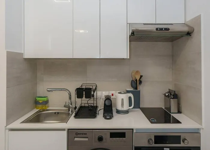 Seaview 49 With Balcony & Open Kitchen, Free Parking & Smart Tv