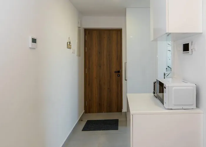 Seaview 49 With Balcony & Open Kitchen, Free Parking & Smart Tv *