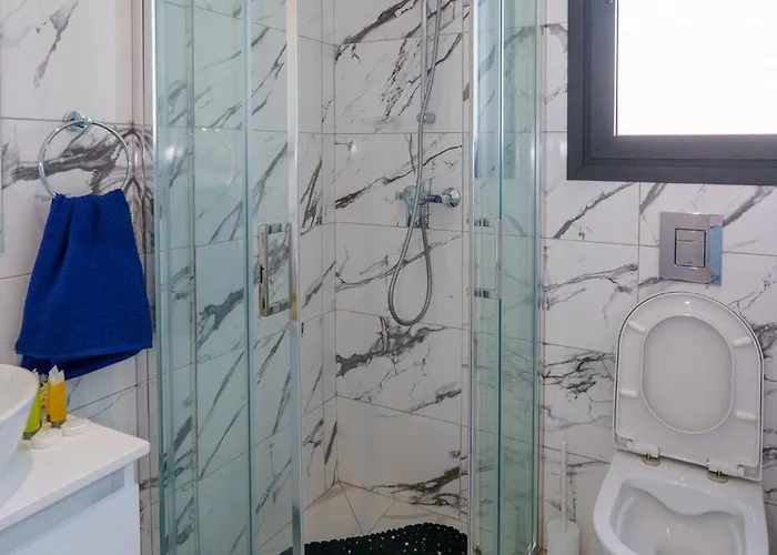 Seaview 49 With Balcony & Open Kitchen, Free Parking & Smart Tv Διαμέρισμα *