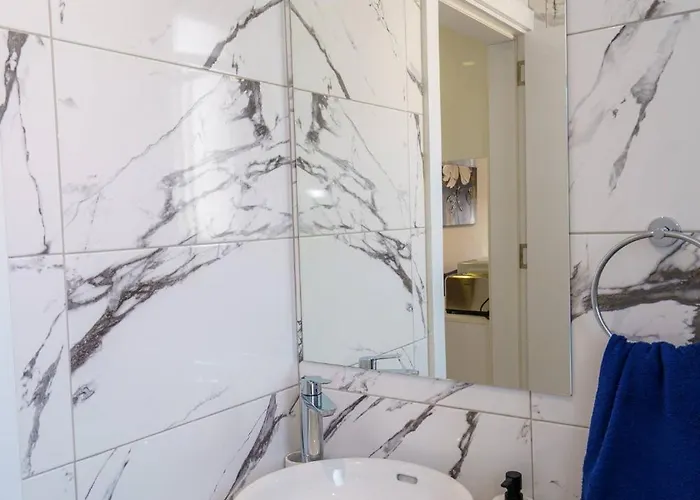 Seaview 49 With Balcony & Open Kitchen, Free Parking & Smart Tv * Λάρνακα