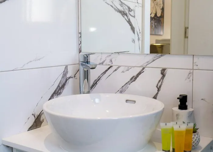 Seaview 49 With Balcony & Open Kitchen, Free Parking & Smart Tv *