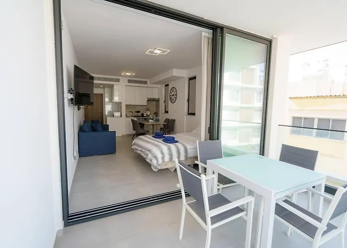 Seaview 49 With Balcony & Open Kitchen, Free Parking & Smart Tv * Λάρνακα