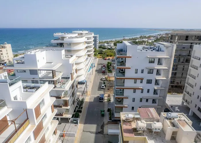 Seaview 49 With Balcony & Open Kitchen, Free Parking & Smart Tv * Ларнака