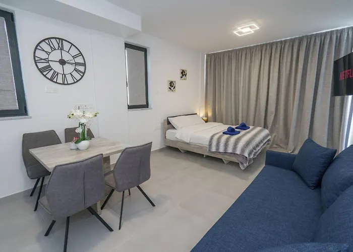 Seaview 49 With Balcony & Open Kitchen, Free Parking & Smart Tv Апартаменты *