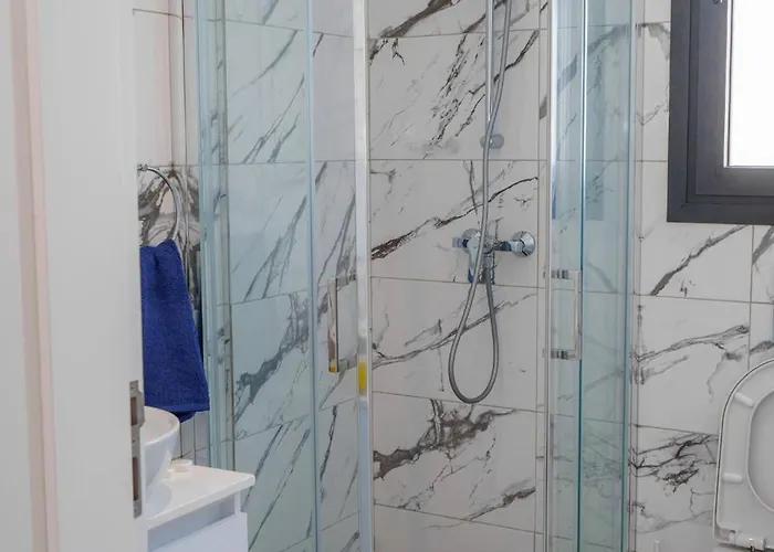 Seaview 49 With Balcony & Open Kitchen, Free Parking & Smart Tv Апартаменты